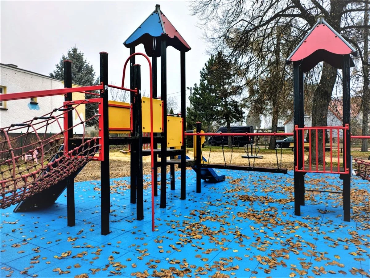 Plac zabaw w Wilczym Gardle zyskał nową nawierzchnię!