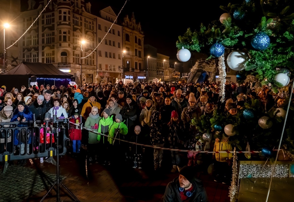 Bytomski Jarmark Świąteczny oficjalnie otwarty – magia Świąt na Rynku! 26