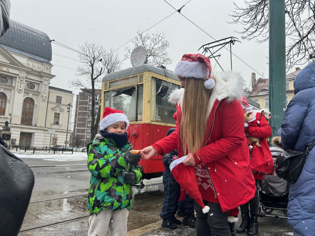 Mikołajkowy tramwaj ruszył na bytomskie tory – magia świąt już w mieście! 1