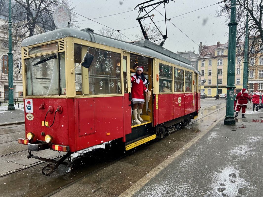 Mikołajkowy tramwaj ruszył na bytomskie tory – magia świąt już w mieście! 3