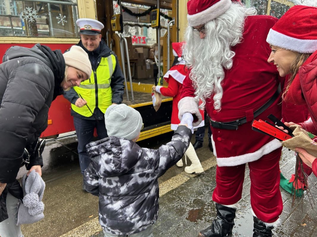 Mikołajkowy tramwaj ruszył na bytomskie tory – magia świąt już w mieście! 6