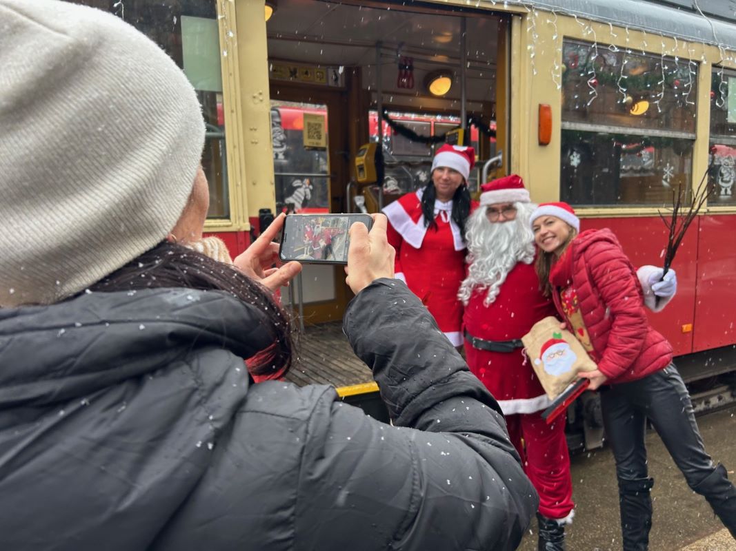 Mikołajkowy tramwaj ruszył na bytomskie tory – magia świąt już w mieście! 7