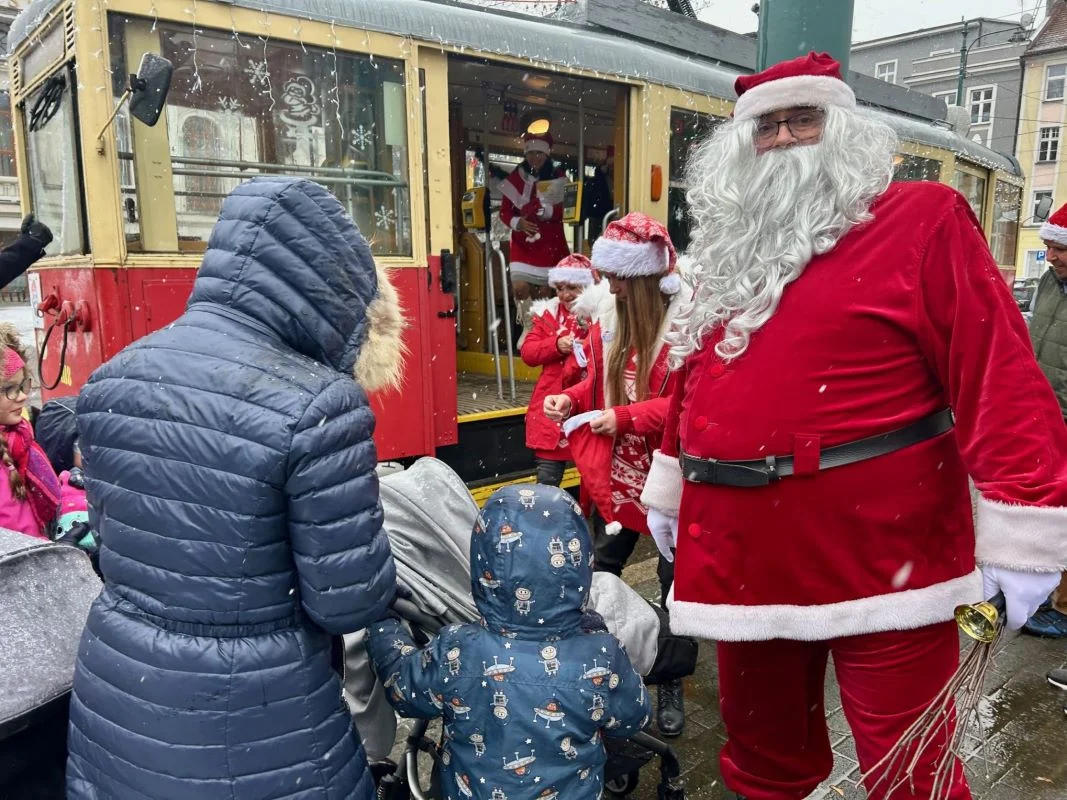Mikołajkowy tramwaj ruszył na bytomskie tory – magia świąt już w mieście!