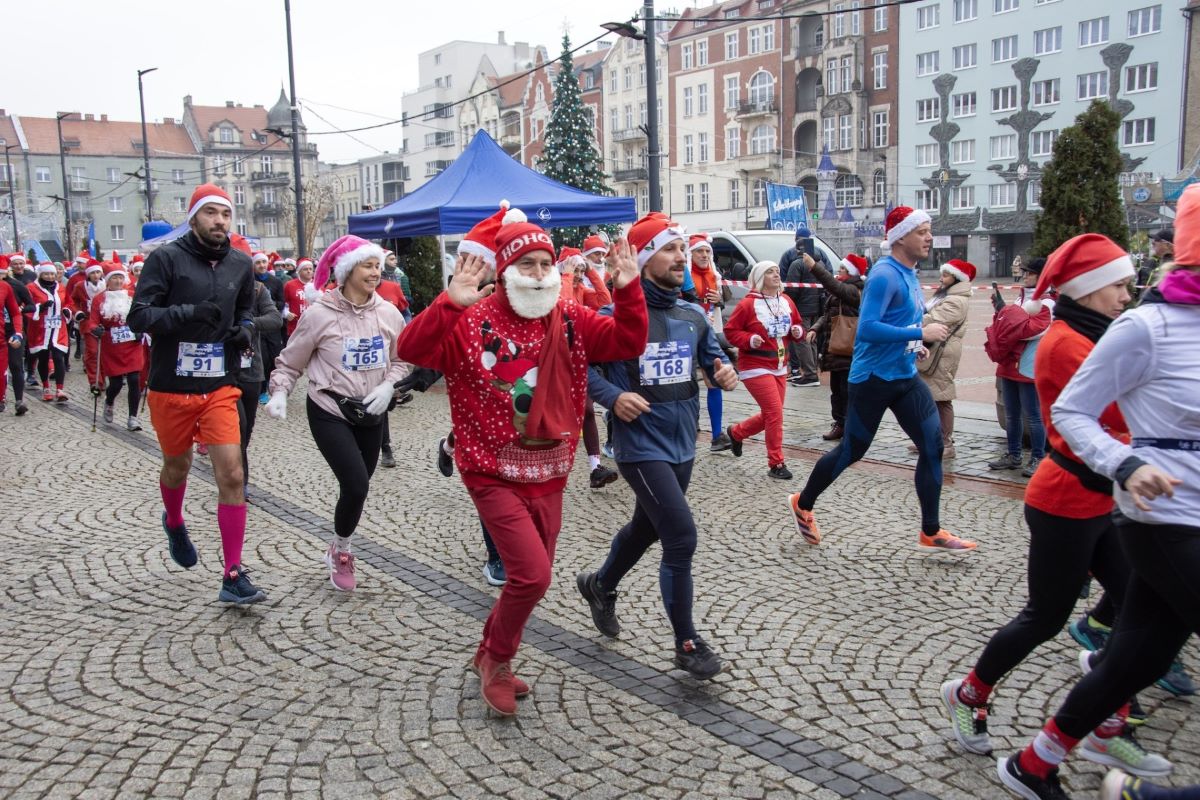 Świąteczna energia w Bytomiu: XII Bieg Świętych Mikołajów z charytatywnym celem