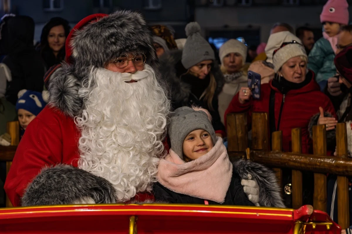 Jarmark Świąteczny w Bytomiu: Mikołaj, warsztaty i pokaz ogniowy