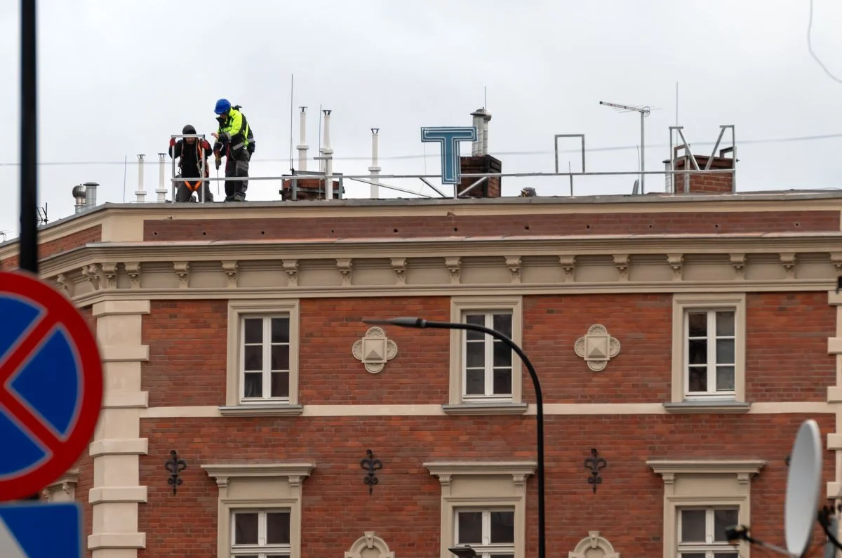 Bytom z nowym neonem! Renowacja historycznego napisu na dachu kamienicy