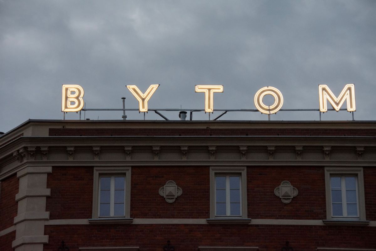 Historyczny neon znowu rozbłysnął w Bytomiu! Sentymentalna podróż w czasie
