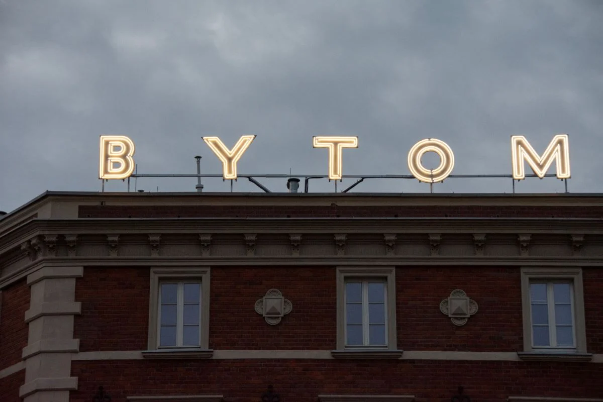 Historyczny neon znowu rozbłysnął w Bytomiu! Sentymentalna podróż w czasie
