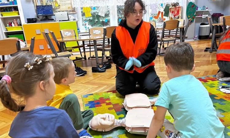 Warsztaty z pierwszej pomocy – ósmoklasiści uczą przedszkolaków!