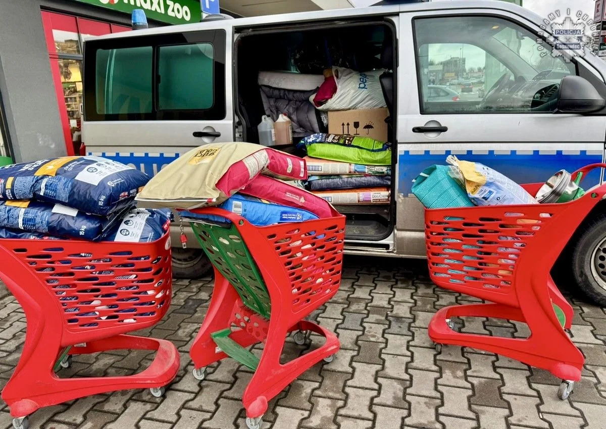 Ponad 160 kg karmy dla zwierząt trafiło do schroniska. Policjanci zorganizowali zbiórkę