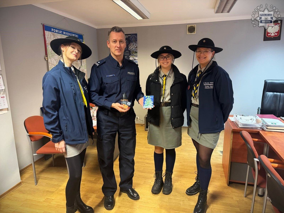 Betlejemskie Światło Pokoju zagościło w mikołowskiej komendzie