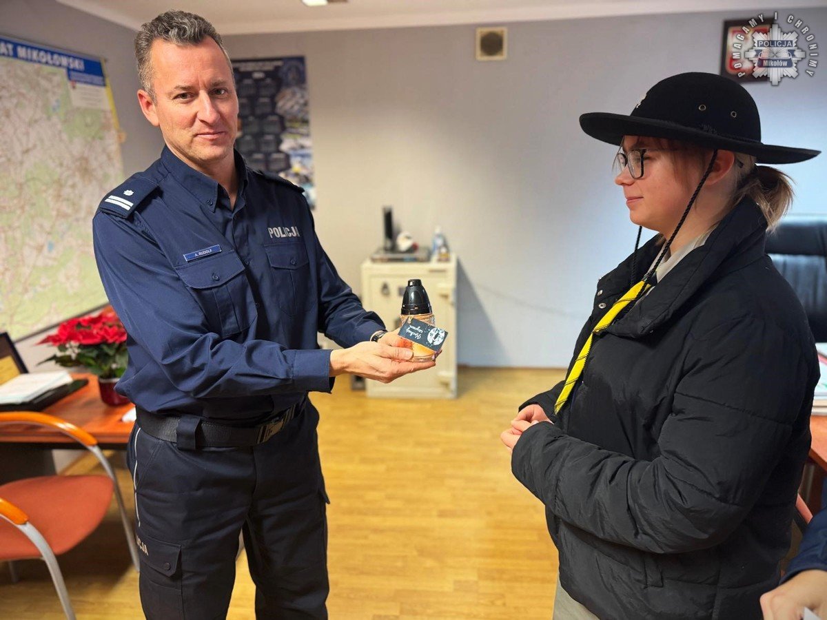 Betlejemskie Światło Pokoju zagościło w mikołowskiej komendzie