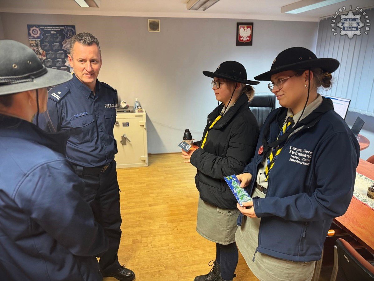 Betlejemskie Światło Pokoju zagościło w mikołowskiej komendzie