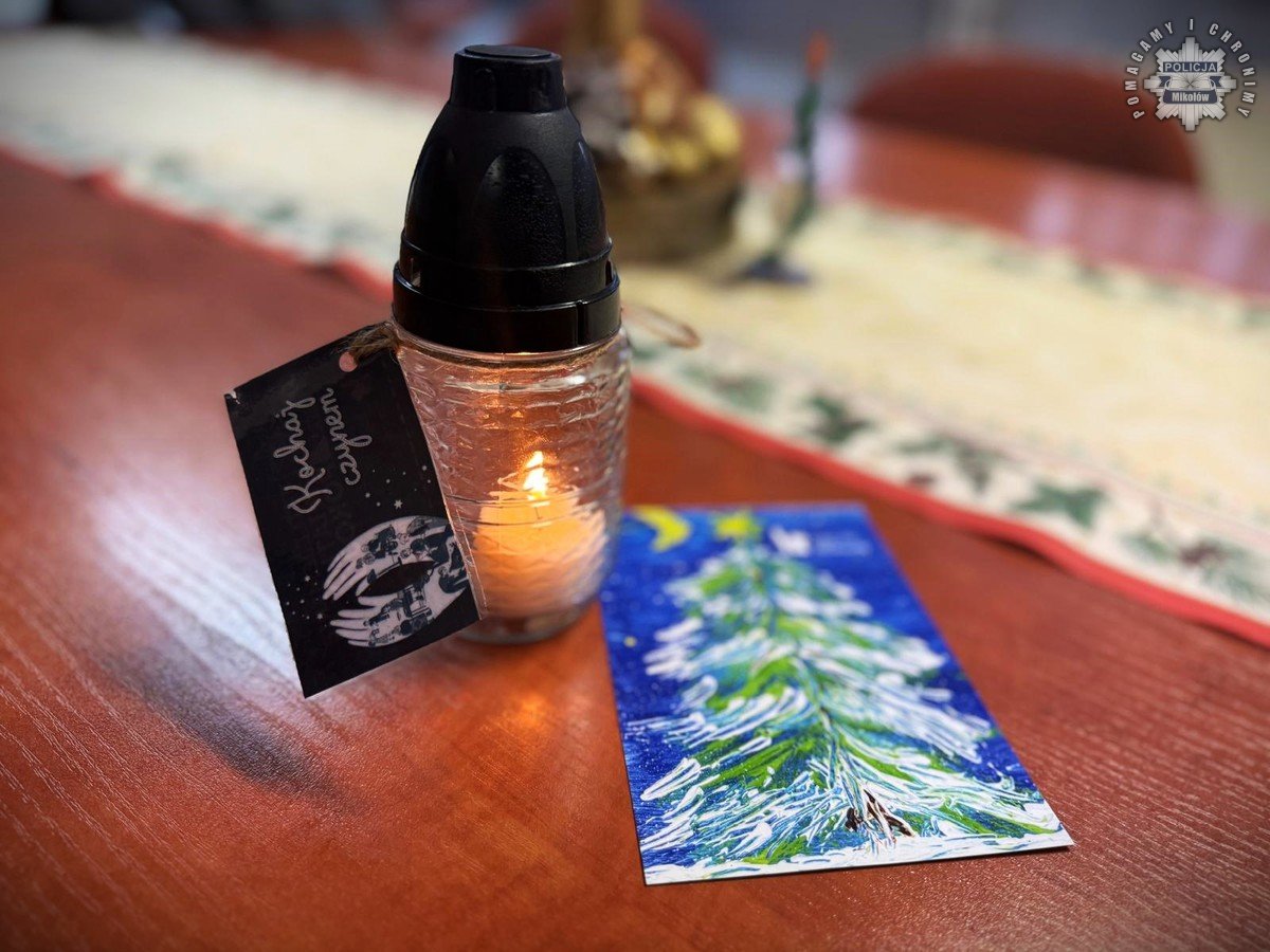 Betlejemskie Światło Pokoju zagościło w mikołowskiej komendzie