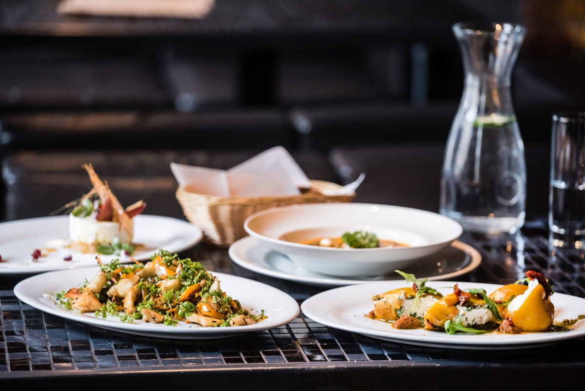 Lunch dnia: Dlaczego warto skorzystać z oferty obiadowej w restauracji?