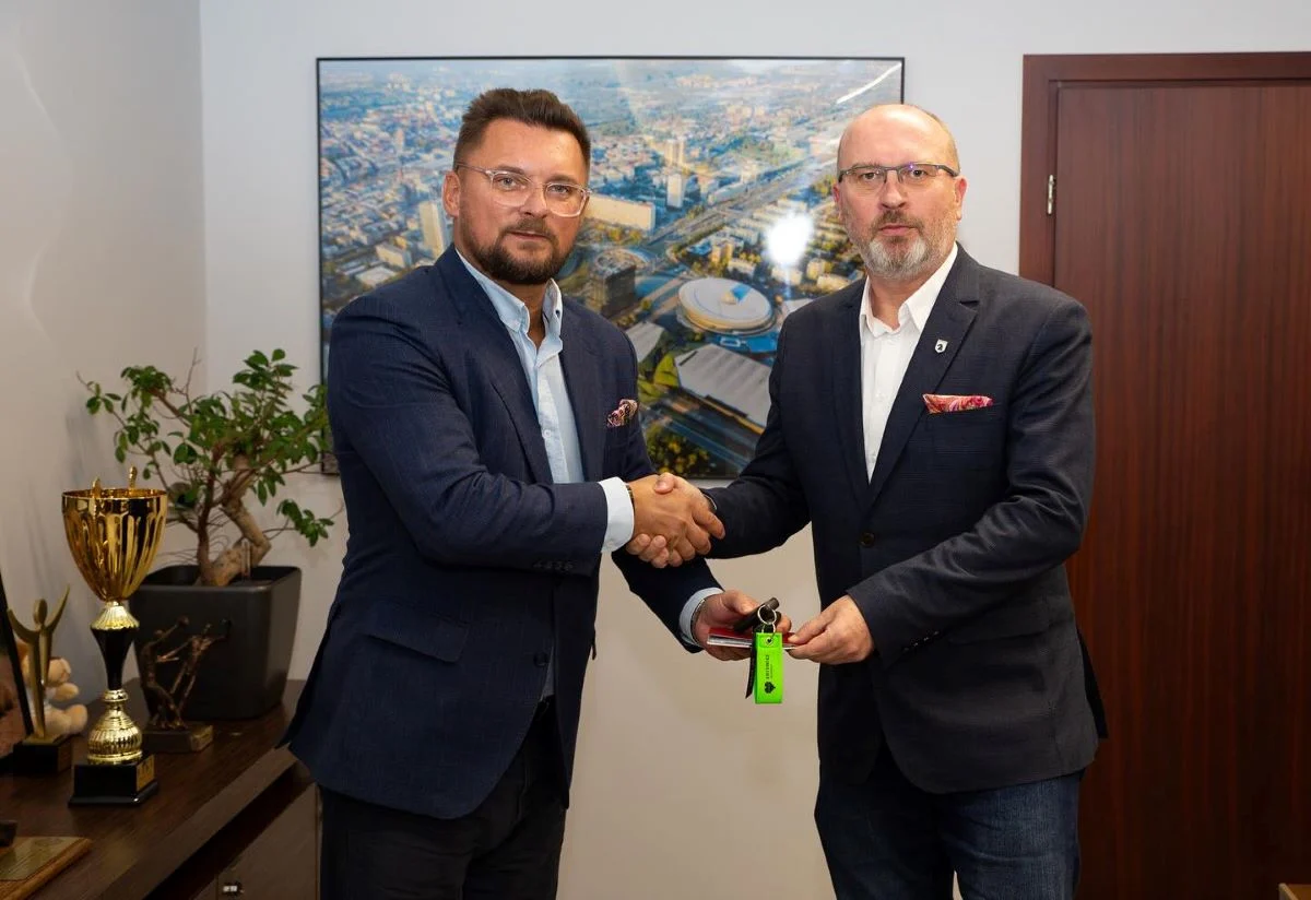 Miasto Katowice przekazuje samochód dla Głuchołaz