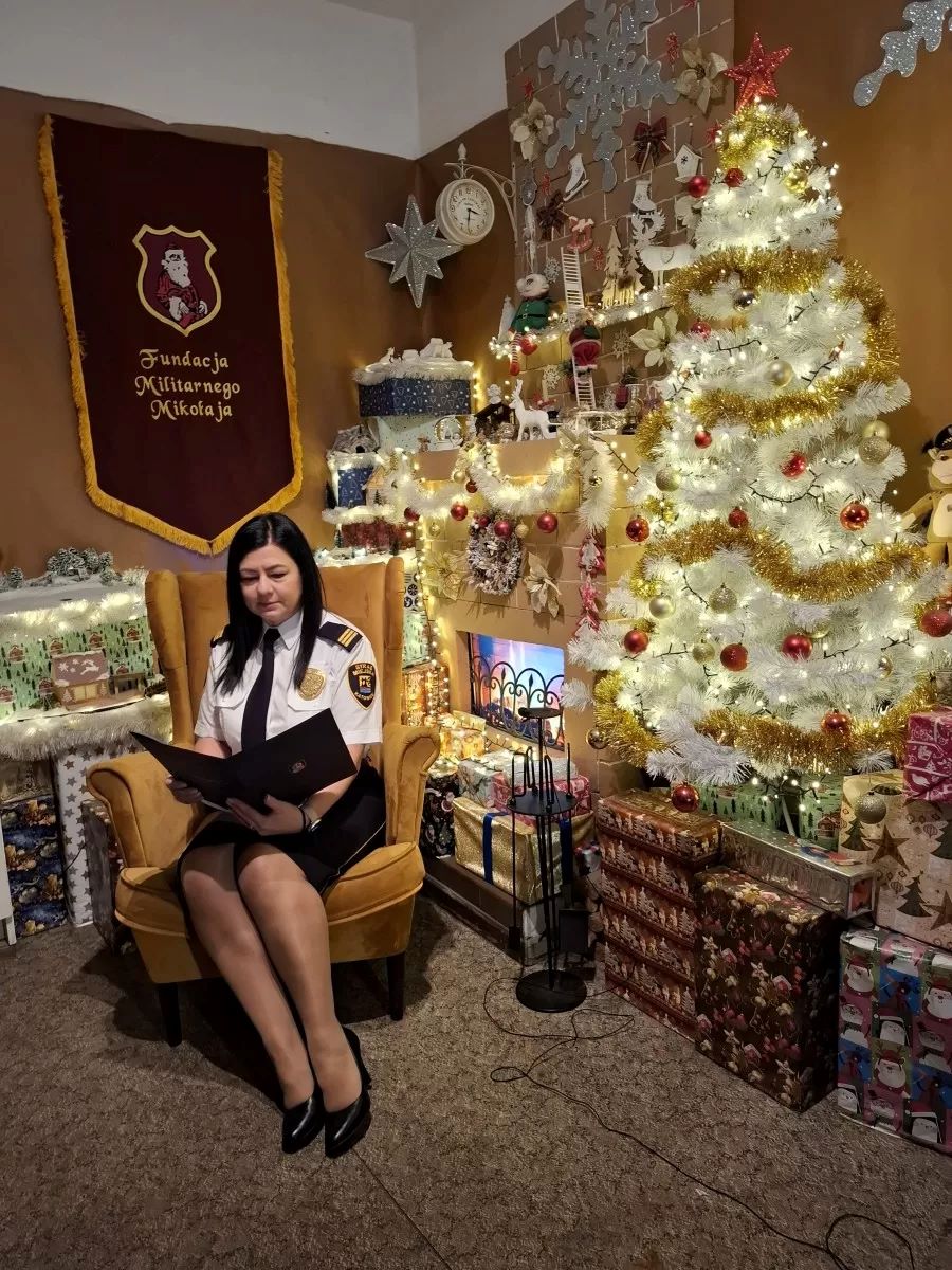 Katowickie strażniczki miejskie w projekcie 'Czytanki na dobranoc