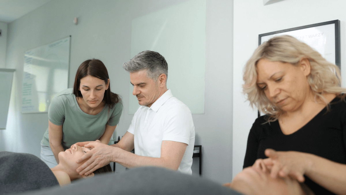 Jak wybrać najlepsze szkolenie masażu twarzy? Przewodnik dla początkujących