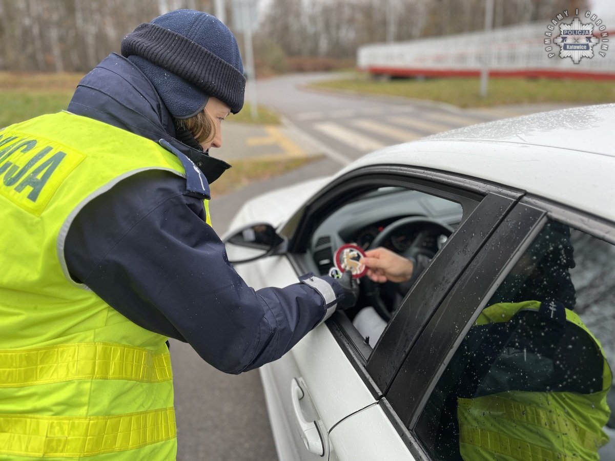 „Mikołajkowy Głos Drogowy” – katowiccy policjanci promują bezpieczeństwo