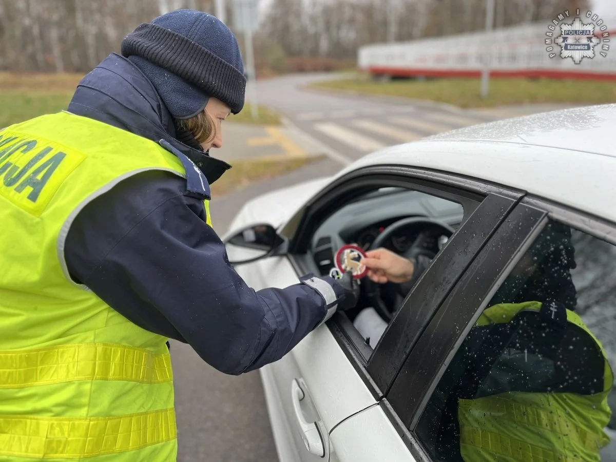 „Mikołajkowy Głos Drogowy” – katowiccy policjanci promują bezpieczeństwo