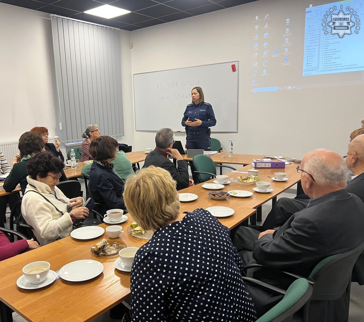 Katowicka policjantka edukuje seniorów na temat metod oszustów