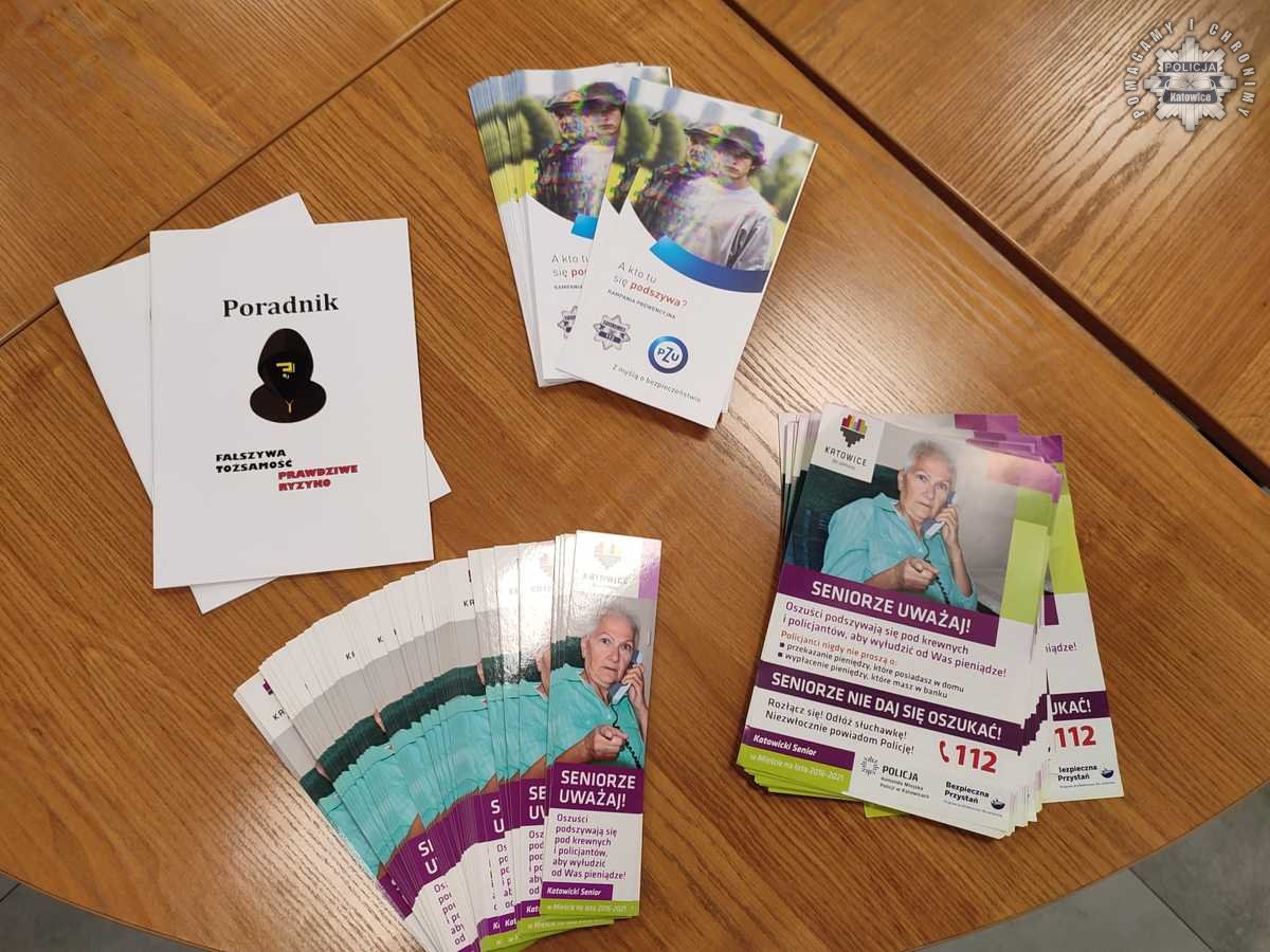 Katowicka policjantka edukuje seniorów na temat metod oszustów