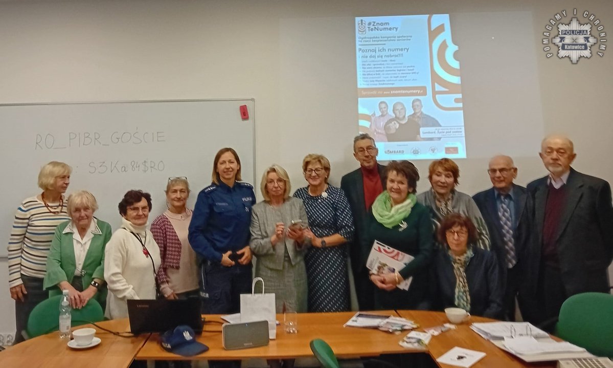 Katowicka policjantka edukuje seniorów na temat metod oszustów