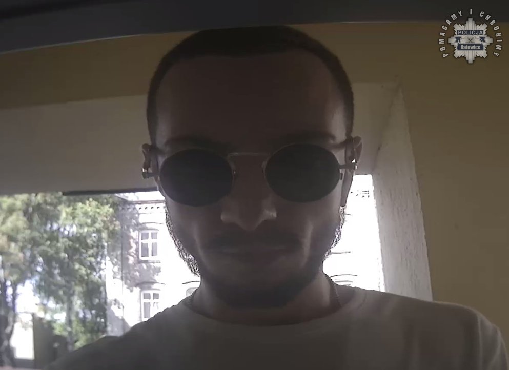 Oszustwo internetowe – poszukiwany mężczyzna zarejestrowany przez monitoring