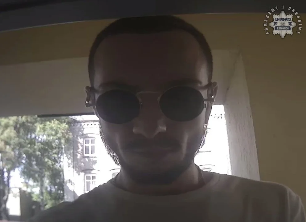 Oszustwo internetowe – poszukiwany mężczyzna zarejestrowany przez monitoring