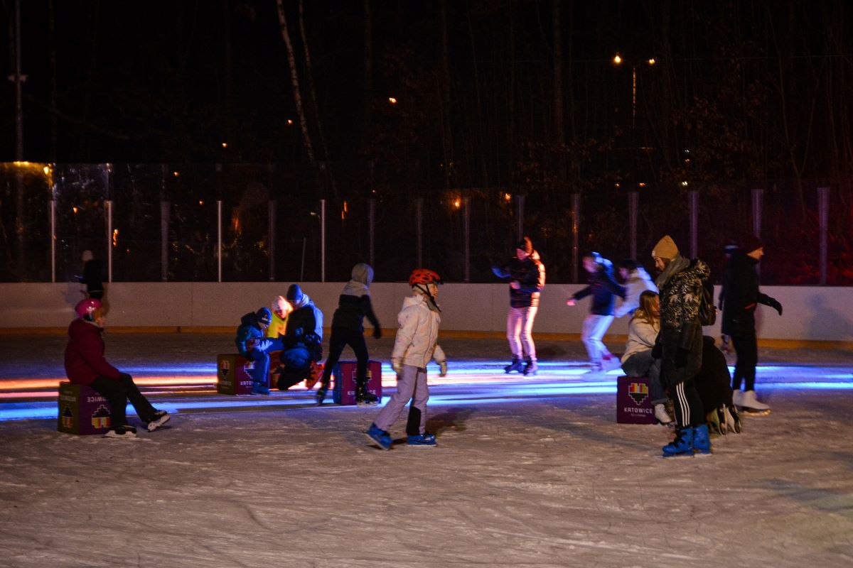 Katowicka dyskoteka na lodzie połączyła fanów łyżwiarstwa i zabaw kostiumowych