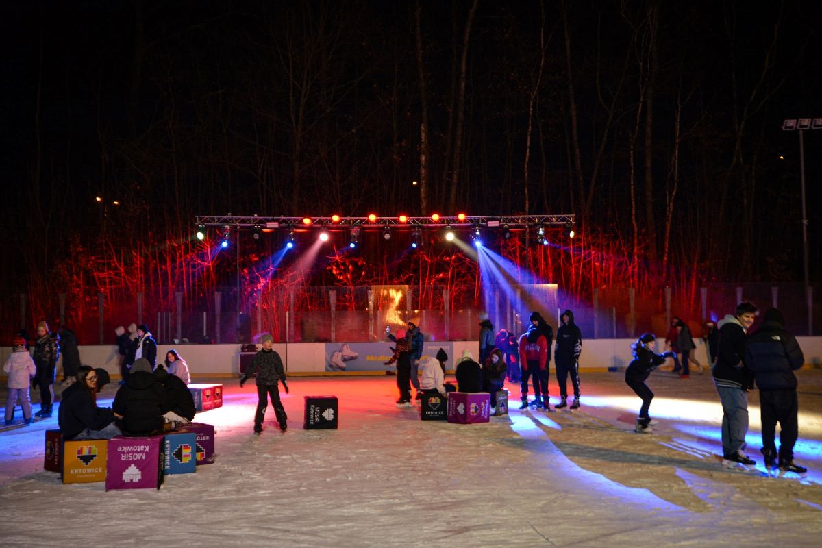 Katowicka dyskoteka na lodzie połączyła fanów łyżwiarstwa i zabaw kostiumowych