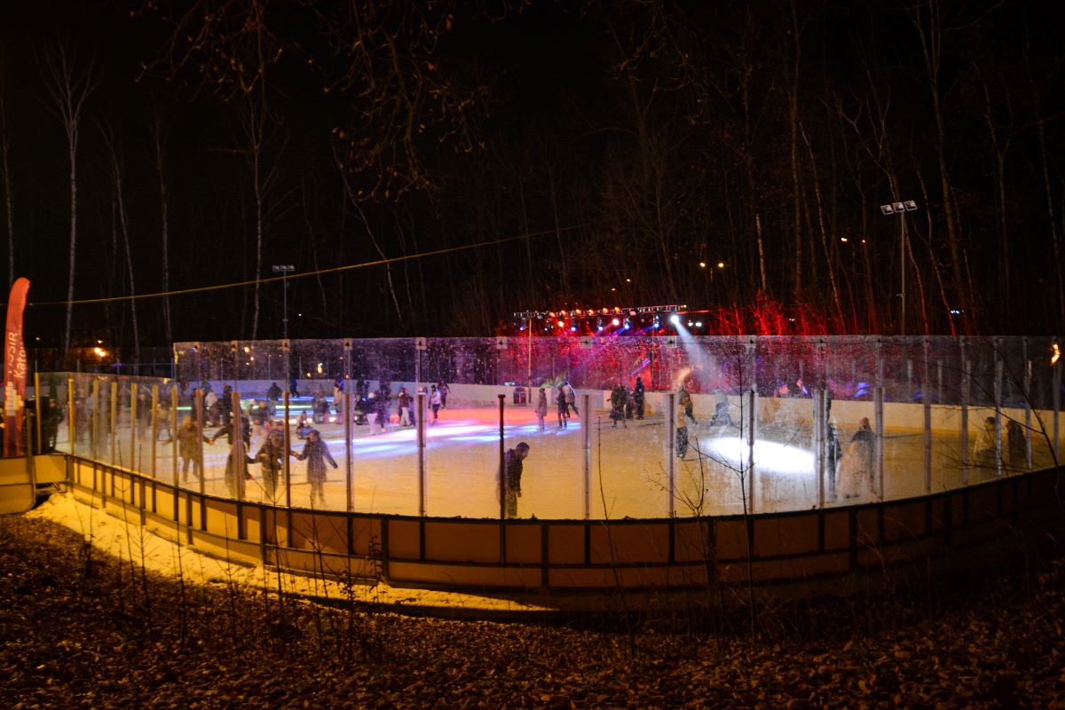Katowicka dyskoteka na lodzie połączyła fanów łyżwiarstwa i zabaw kostiumowych