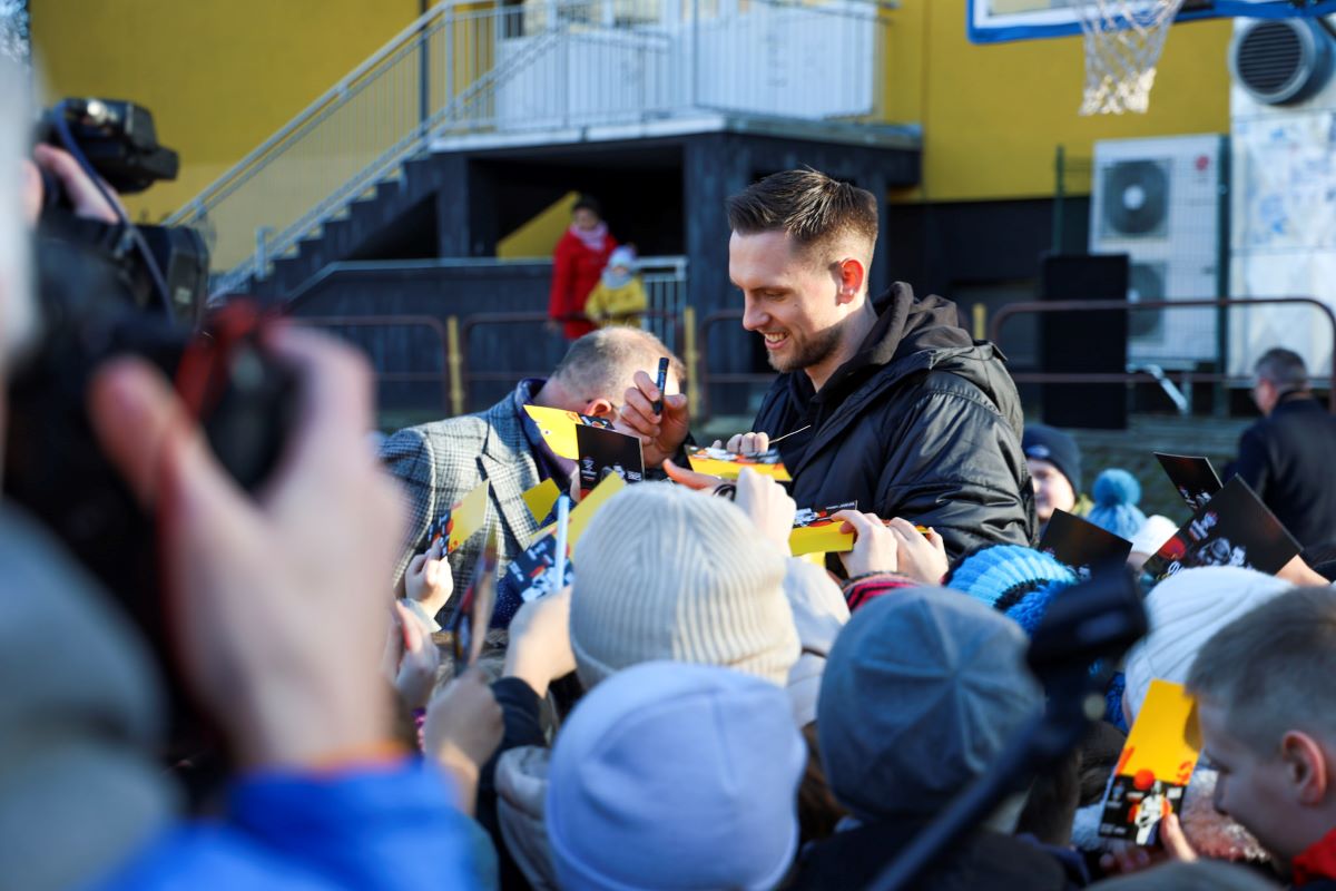 Mural Mateusza Ponitki promuje EuroBasket 2025 w Katowicach