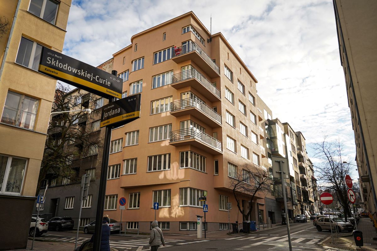 Katowicka moderna odżywa – remont przy ul. Skłodowskiej-Curie 42 zakończony