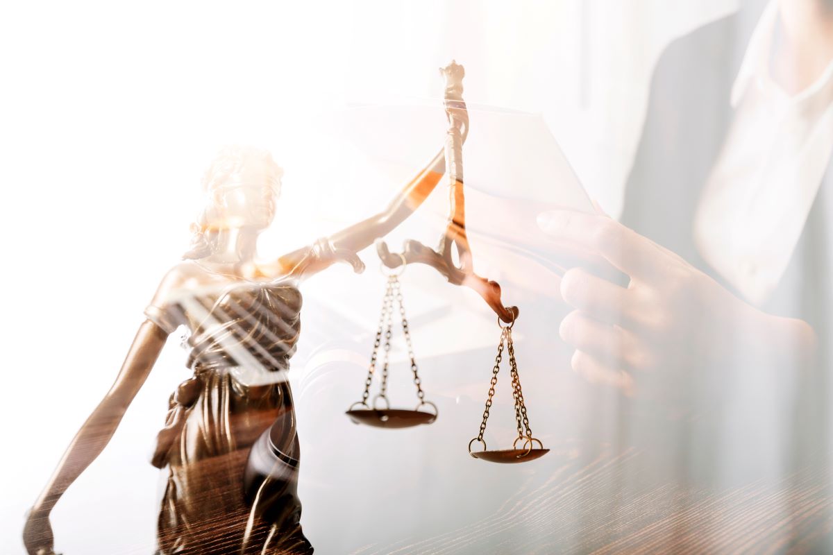 Nietrzeźwy 46-latek z bronią i amunicją – poważne zarzuty dla mieszkańca Katowic