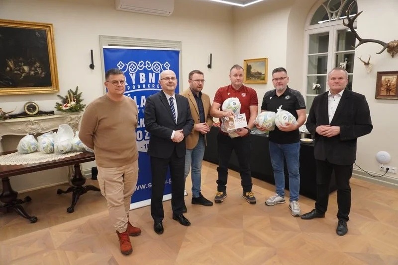 Żorskie kluby piłkarskie z piłkami i voucherami – podsumowanie roku w Pałacu Baranowice