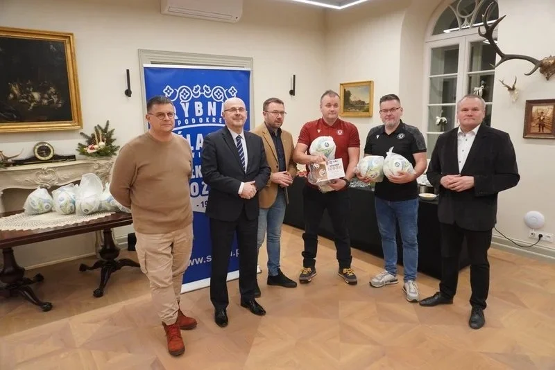 Żorskie kluby piłkarskie z piłkami i voucherami – podsumowanie roku w Pałacu Baranowice