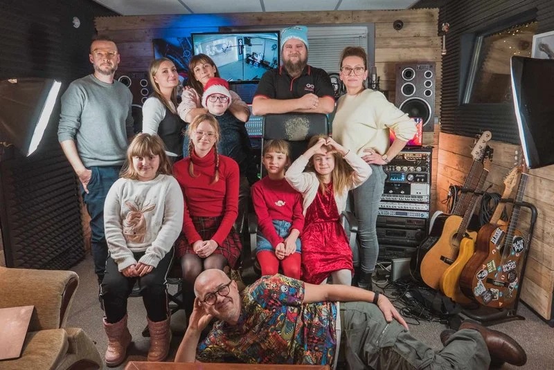 Uczniowie i nauczyciele z Żor prezentują świąteczny teledysk! [FILM]