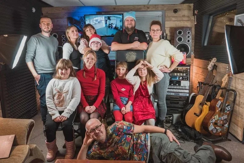 Uczniowie i nauczyciele z Żor prezentują świąteczny teledysk! [FILM]