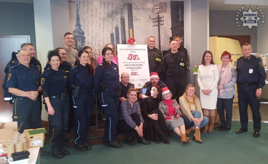 Świąteczna pomoc: Koalicja na rzecz bezpieczeństwa tworzy ozdoby dla hospicjum