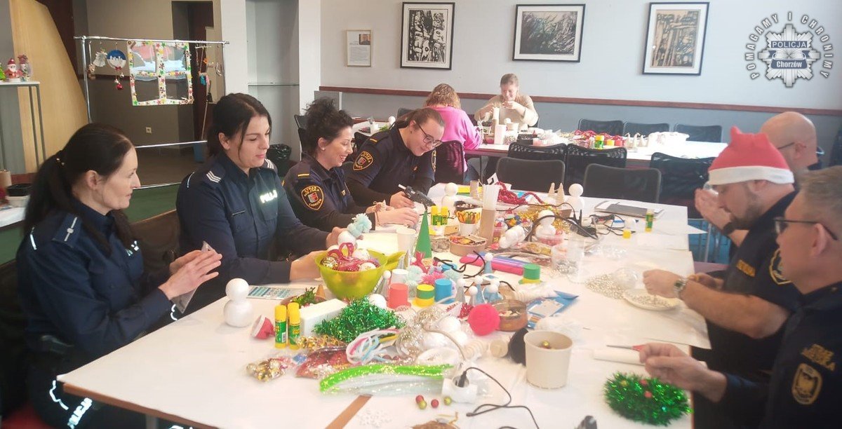 Świąteczna pomoc: Koalicja na rzecz bezpieczeństwa tworzy ozdoby dla hospicjum