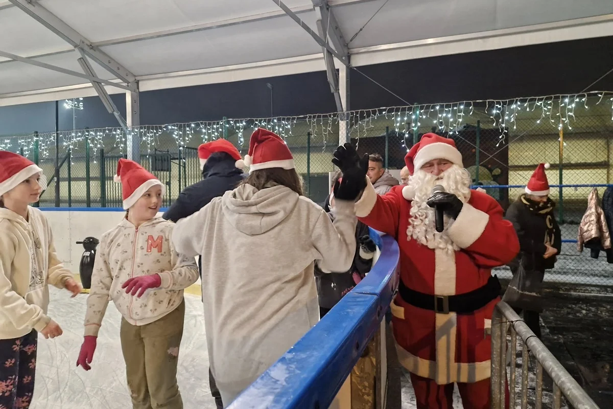 Otwarcie lodowiska na OSIR Skałka z wizytą Świętego Mikołaja