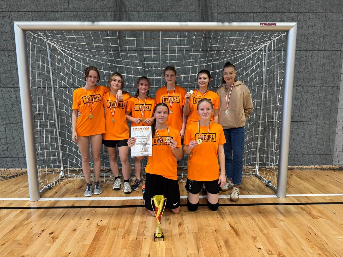 Piłkarki z SP2 zwyciężają w Pucharze Marszałka!