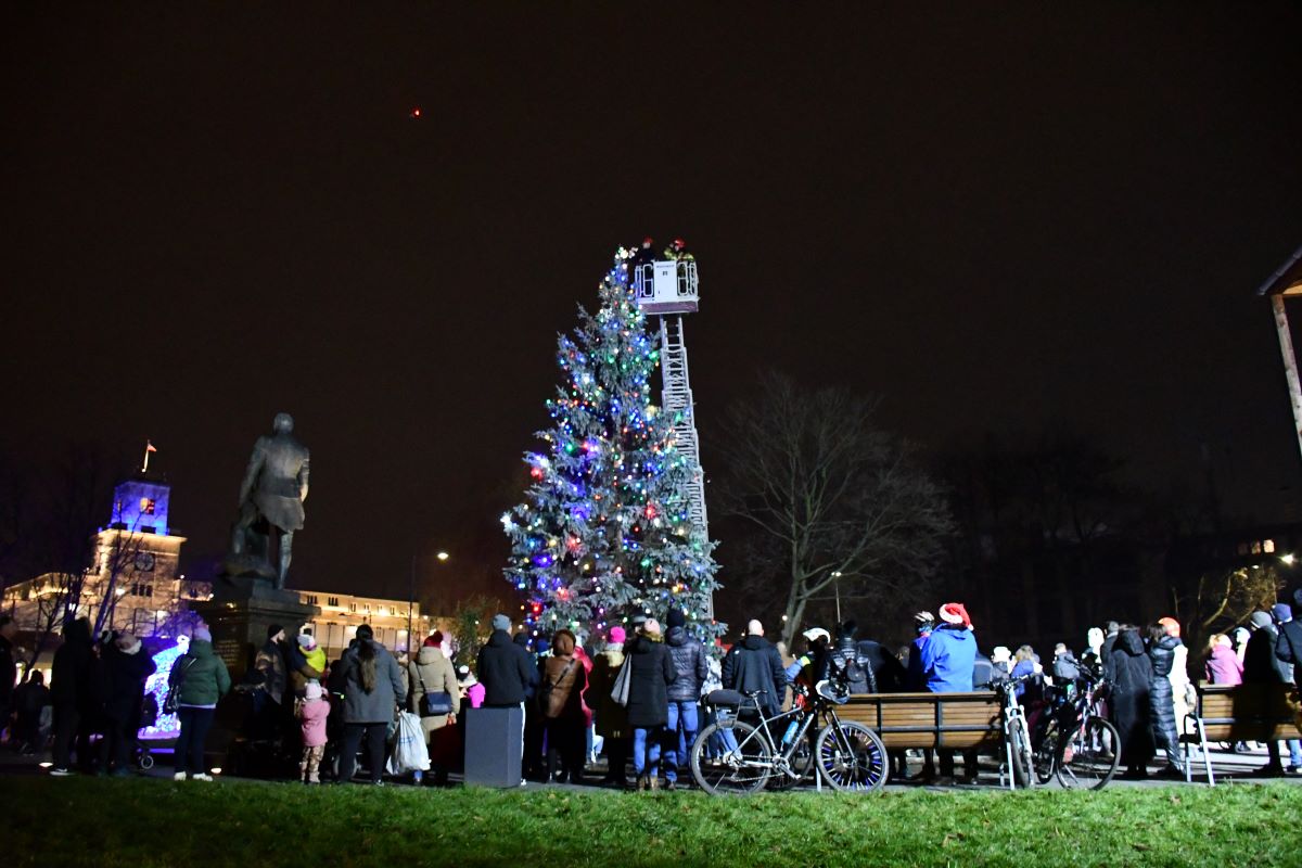 Strojenie miejskiej choinki 3