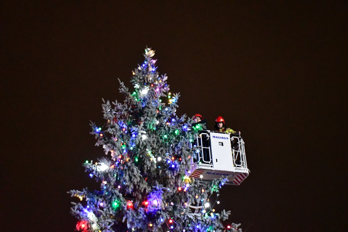 Strojenie miejskiej choinki 6