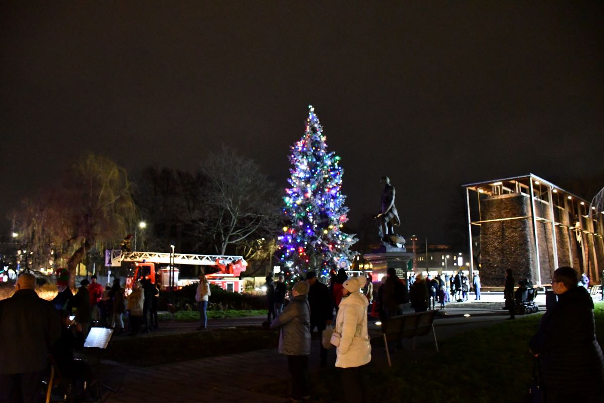 Strojenie miejskiej choinki 26
