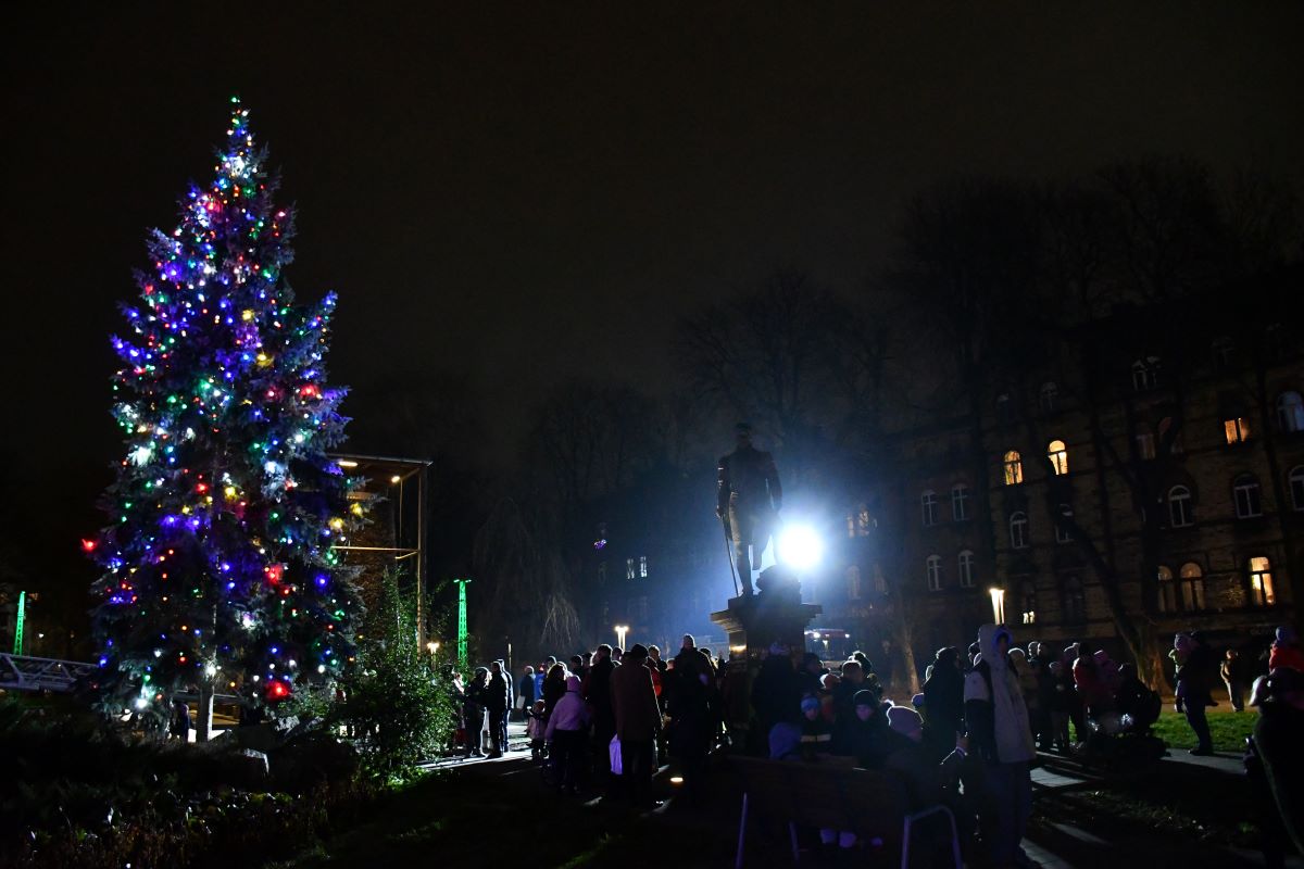 Strojenie miejskiej choinki 42