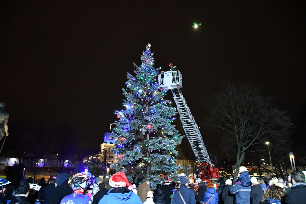 Mieszkańcy wraz z Prezydentem ozdobili miejską choinkę! 