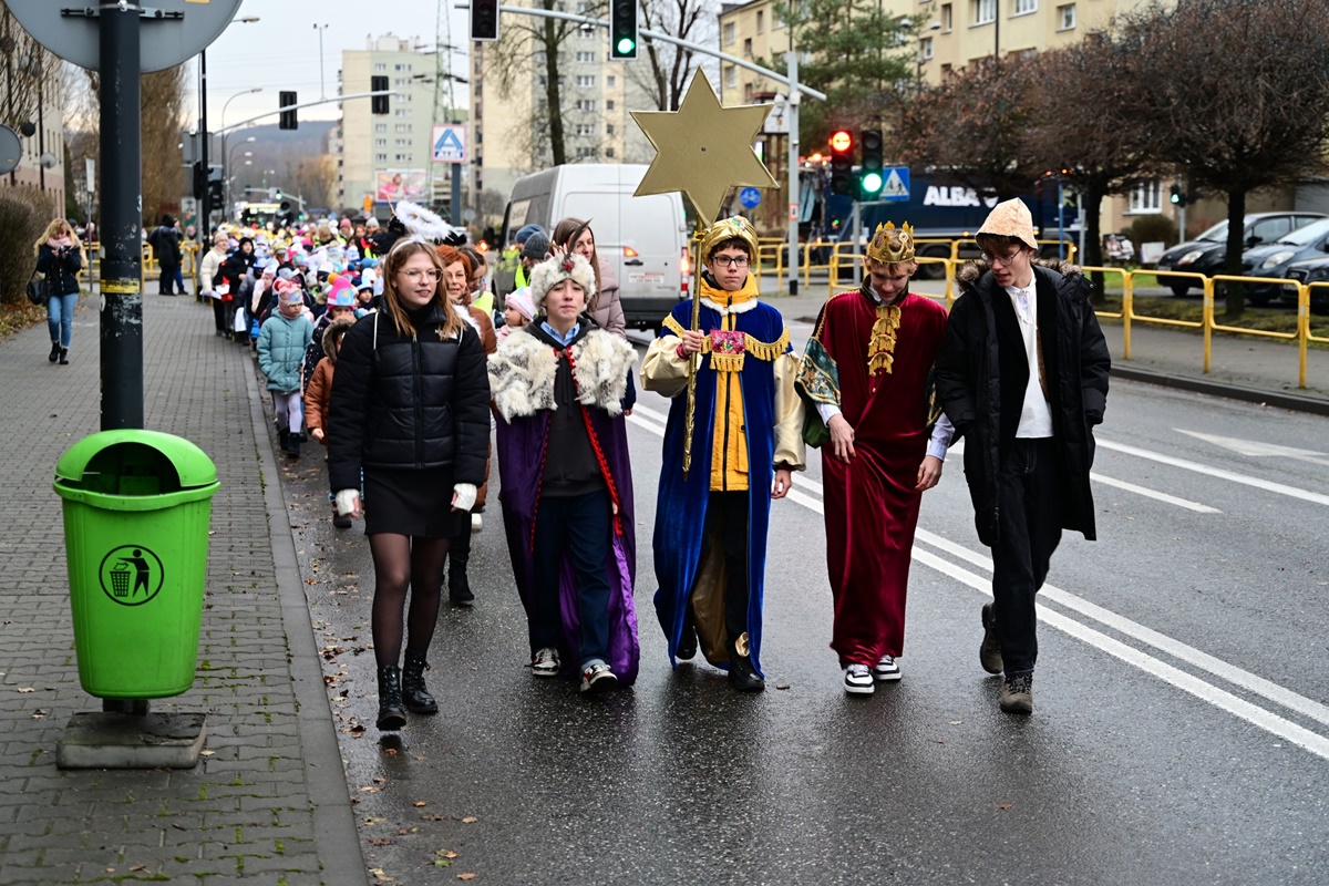 Kolędnicy z SP nr 12 przeszli ulicą Stefana Batorego w Chorzowie