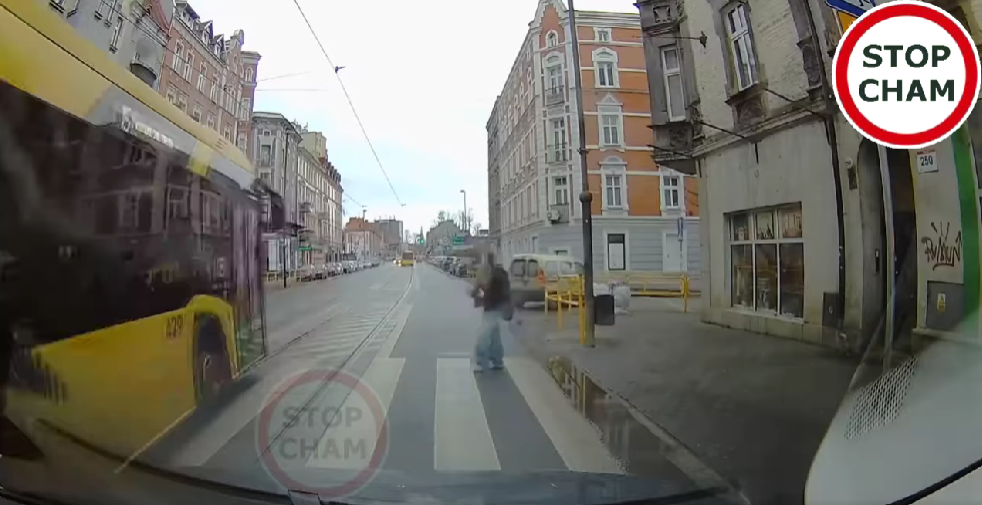 Niebezpieczna sytuacja w centrum Zabrza. Piesza cudem uniknęła potrącenia!